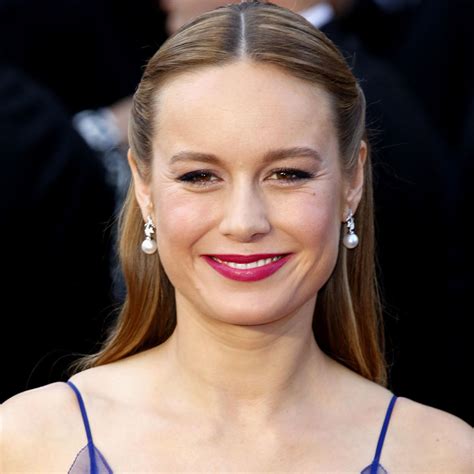 Brie Larson Is A Vision In A Stylish Purple Bikini Top On The。